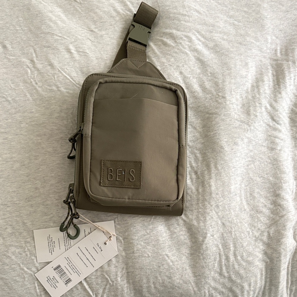 BEIS The Sport Sling Crossbody Bag in Olive